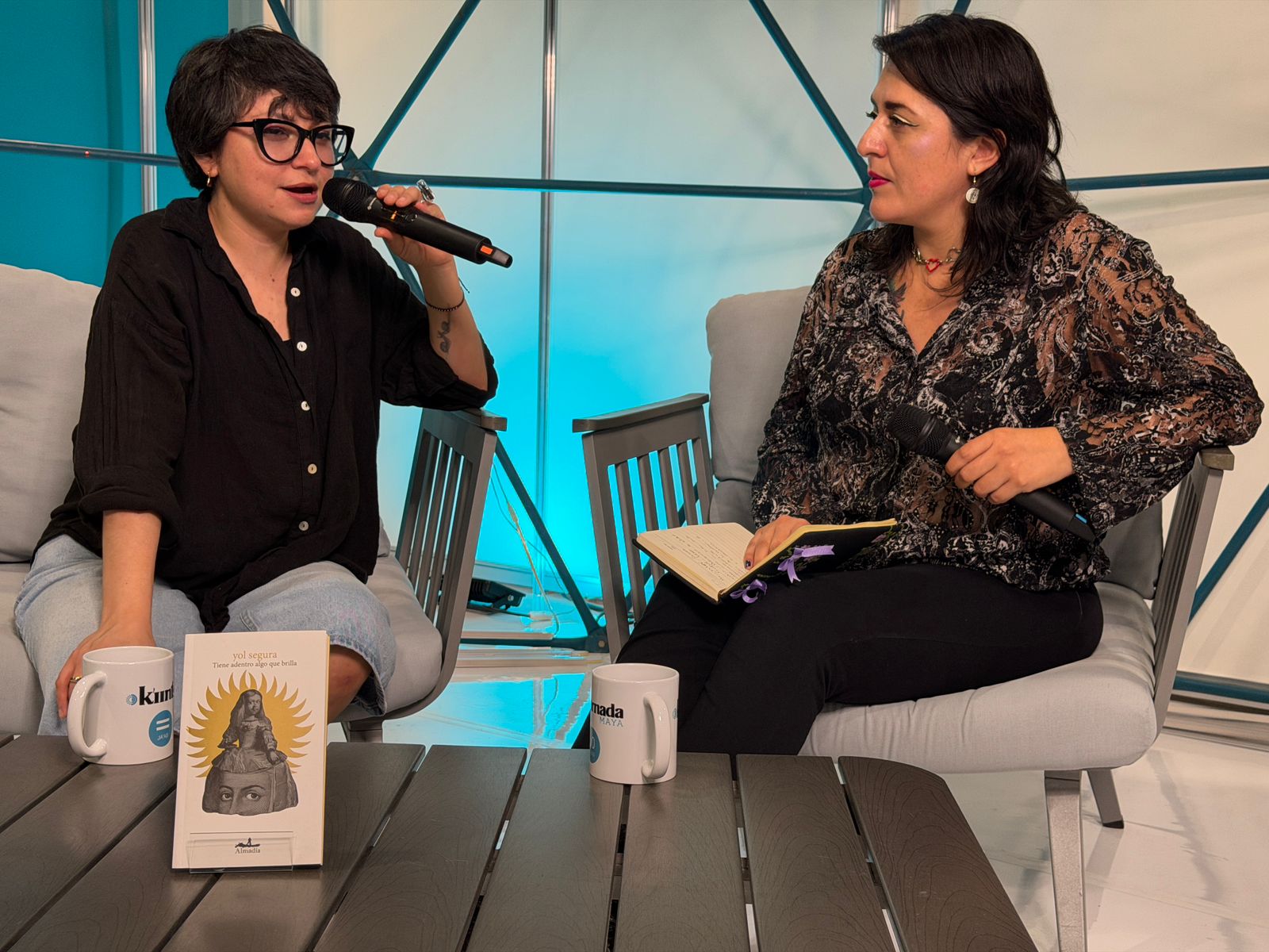 yol segura comparte su obstinación y el uso de la poesía para cuestionar el mundo