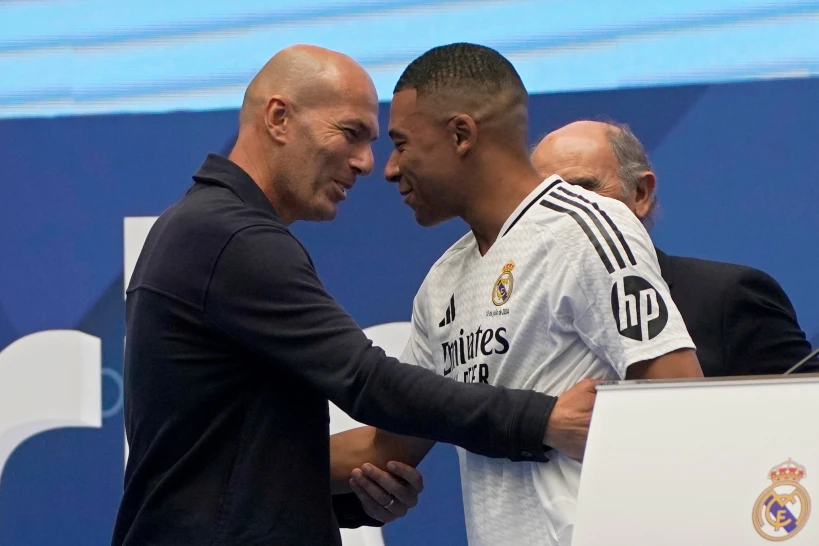 Un emocionado Zinedine Zidane cumple su “sueño” al asumir el mando de Francia