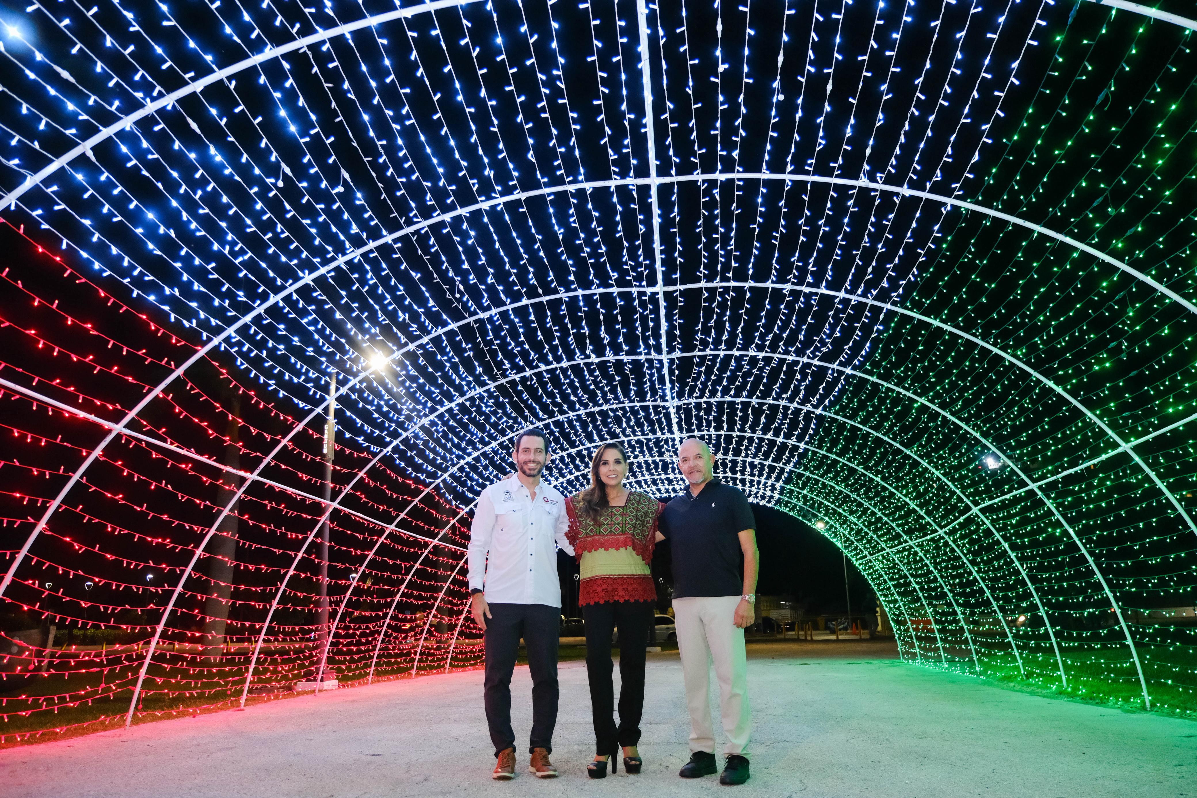 Zona hotelera de Cancún se engalana con el colorido patrio