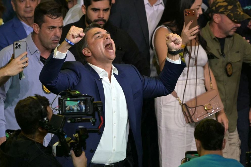 Flávio Bolsonaro oficializa su candidatura a la presidencia en Brasil en medio de un debilitamiento de imagen